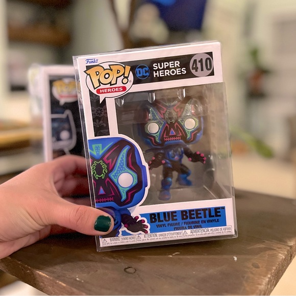 Funko Pop! BUNDLE • Funko Pops DC Super Heroes Batman + Blue Beetle - Picture 3 of 4
